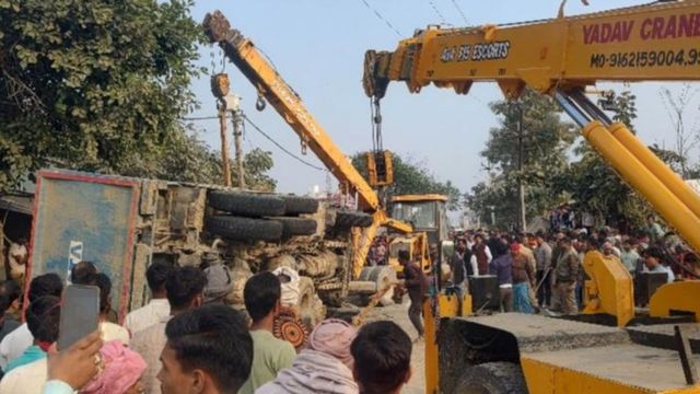 मिट्टी लदा डंपर पलटने से घर के बाहर बैठे 7 साल के मासूम की दर्दनाक मौत, ग्रामीणों ने किया चक्का जाम
